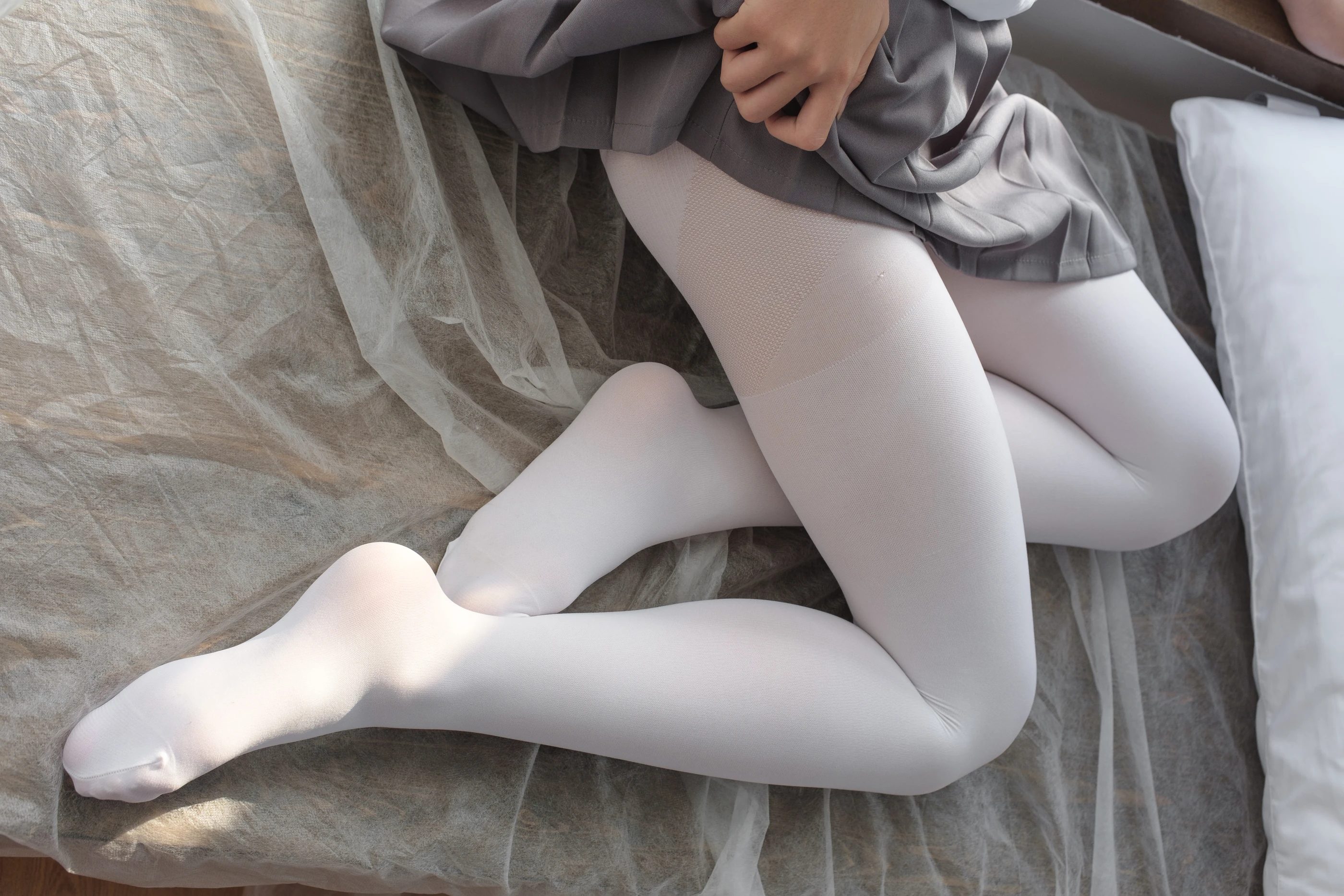 森萝财团 [BETA-029] 玩手机的白丝少女 [182P]插图2
